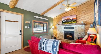 Pet friendly lake cottage, short walk to lake