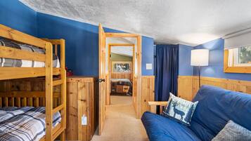 Tabla de planchar con plancha, wifi y ropa de cama