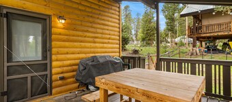 Pet friendly lake cottage, short walk to lake
