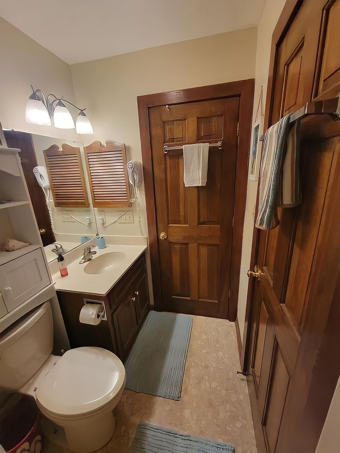 Ducha, secador de pelo, toallas, jabón