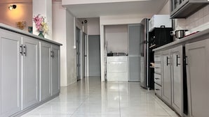 Una cucina moderna con mobili grigi, un frigorifero in acciaio inossidabile e un forno a microonde.