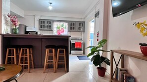 Geladeira, micro-ondas, fogão, cooktop