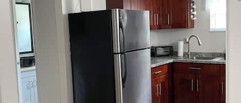 Refrigerador, microondas, horno y parrilla de estufa