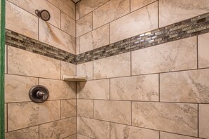 Ensemble douche/baignoire, serviettes fournies, shampoing