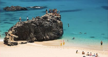 Banzai Surf B - A/C included, steps to the beach!