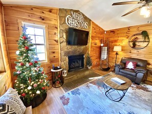 Interior - Safe Haven - Cozy Cabin w/hot tub & mountain views, minutes from Dollywood! (Pigeon Forge)