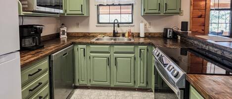 Refrigerador, microondas, horno y parrilla de estufa