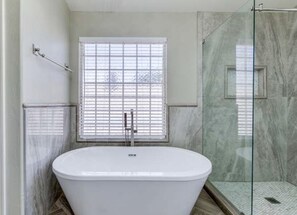 Douche, serviettes fournies, savon, shampoing
