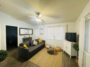 Living area - Comfy Sailboat bend home (Fort Lauderdale)