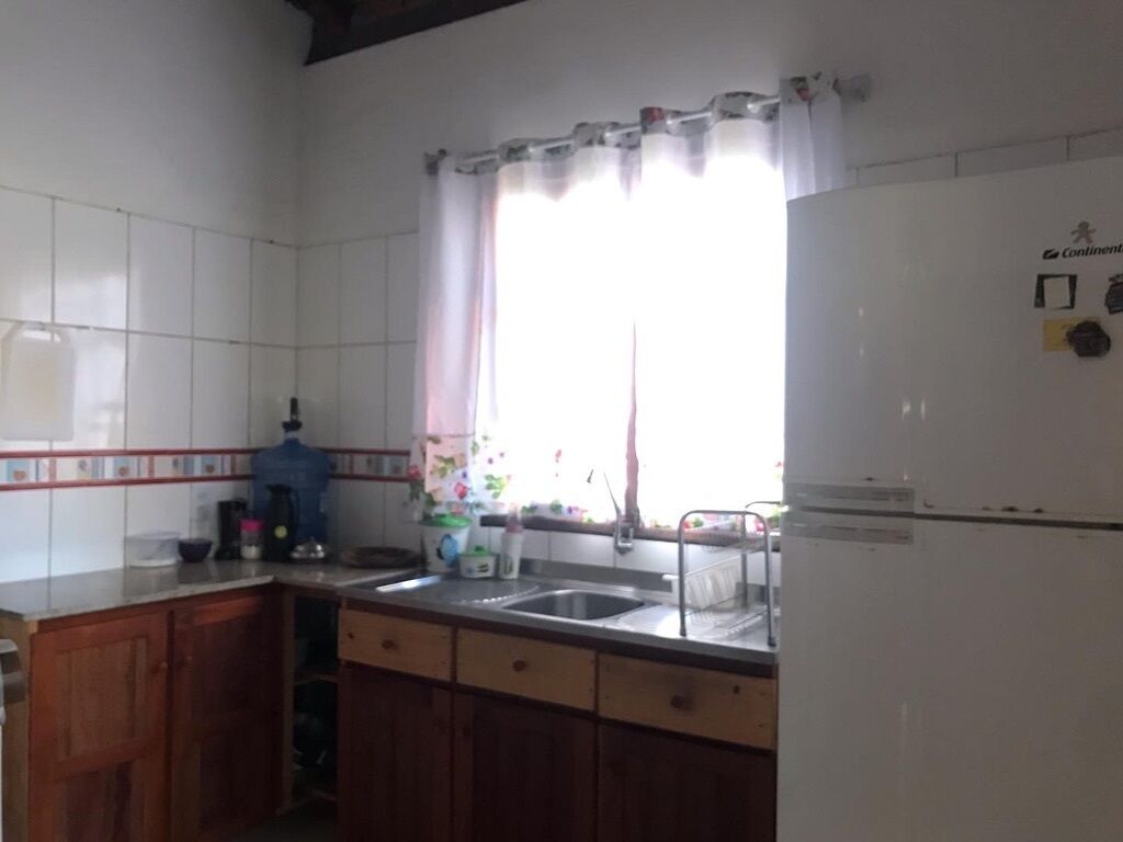 Refrigerador, horno, parrilla de estufa y utensilios de cocina 