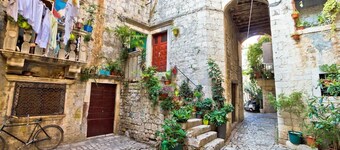 Wonderful quiet beach location 5 km from Trogir, swimming pool, sea view 