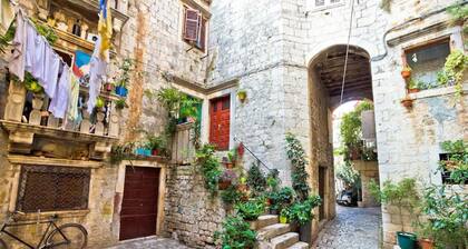 Wunderschöne ruhige Strandlage 5 km vom Trogir, Schwimmbad, Meerblick
