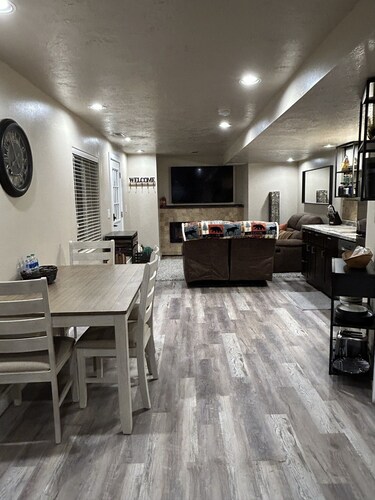 Cozy Basement Apartment - Easy Drive to Ski Resorts - Massage Chair!!!