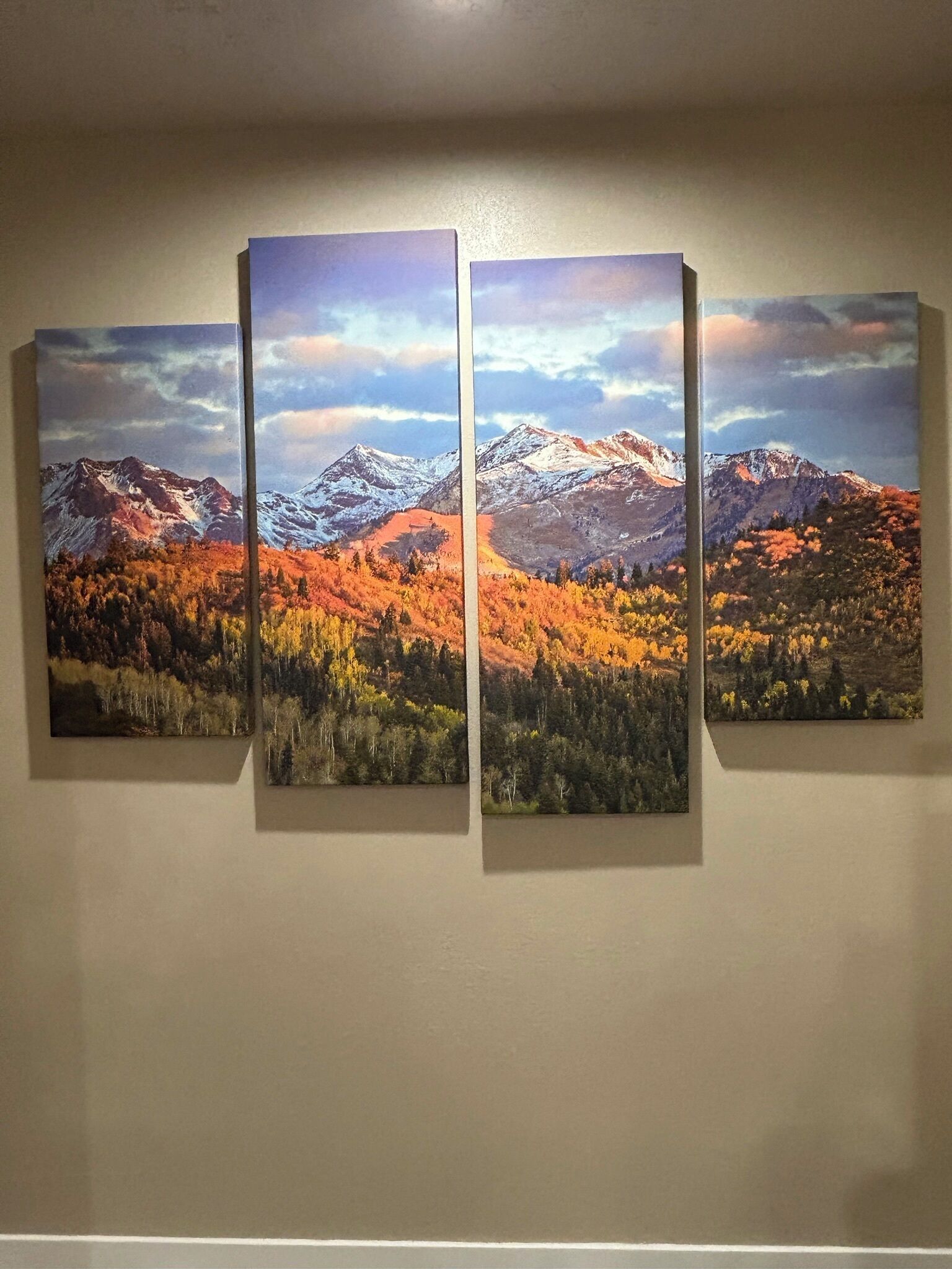 Un triptyque mural représentant un paysage montagneux aux couleurs automnales.