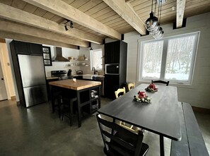 Fridge, microwave, oven, stovetop - The Birch House - Cottage with spa located 10 min from Le Massif de Charlevoix (Saint-tite-des-caps)