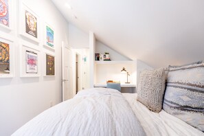 1 bedroom, iron/ironing board, travel cot, free WiFi - Private modern carriage house in Downtown Denver (Denver)