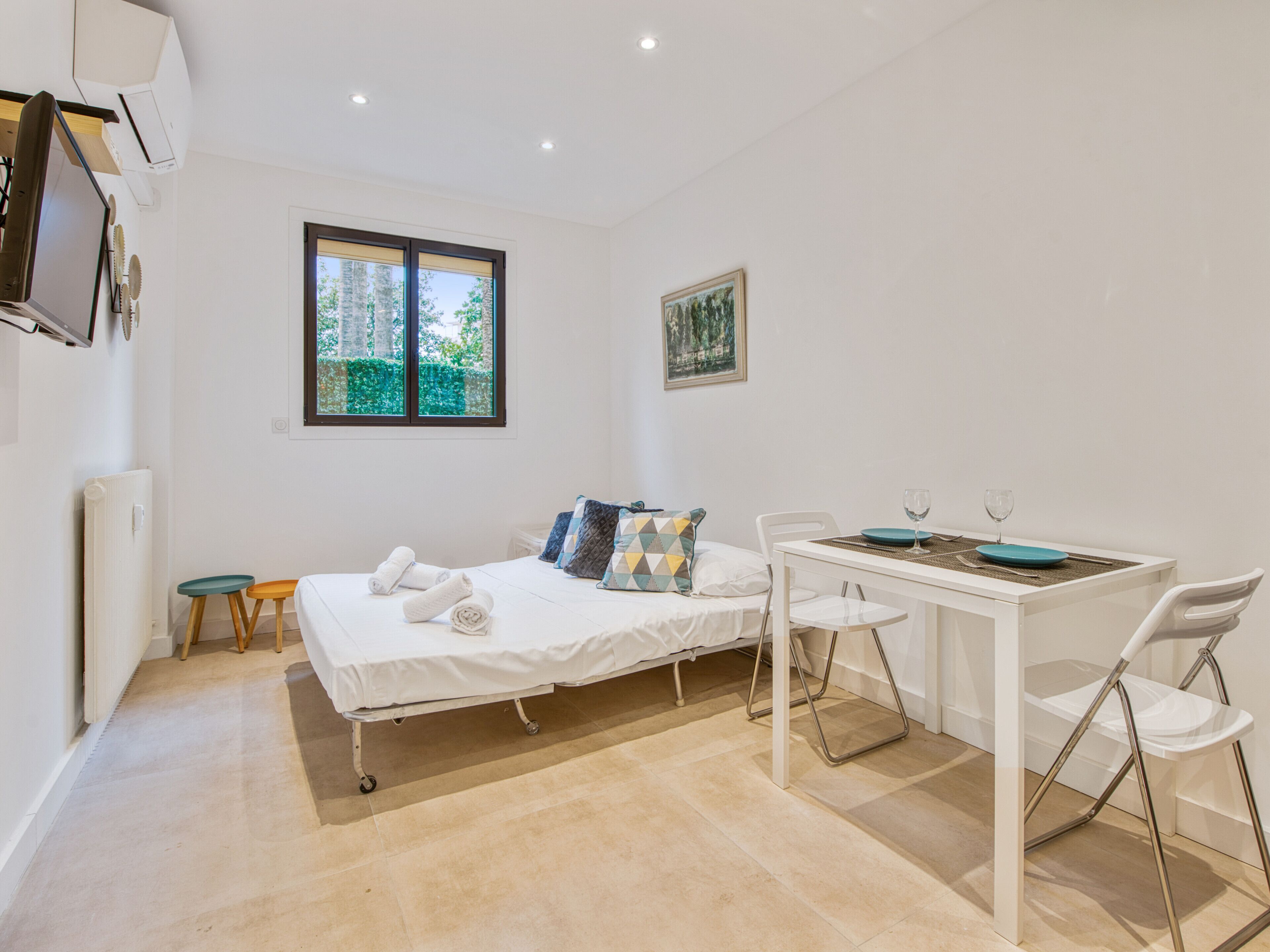 Iron/ironing board, WiFi, bed sheets