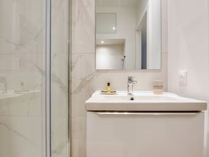Shower, hair dryer, towels