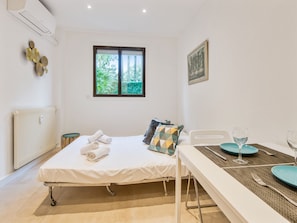 Iron/ironing board, WiFi, bed sheets