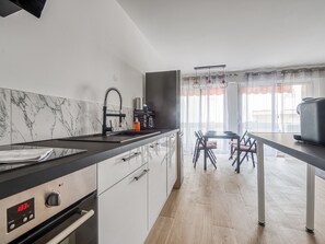 Kühlschrank, Mikrowelle, Ofen, Geschirrspüler