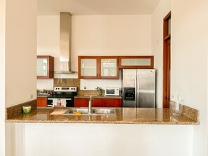 Réfrigérateur, four à micro-ondes, un four, surface de cuisson