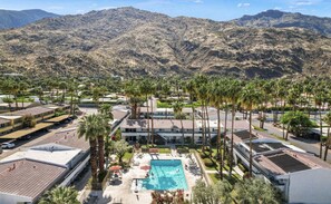 Utendørsbasseng og et oppvarmet basseng