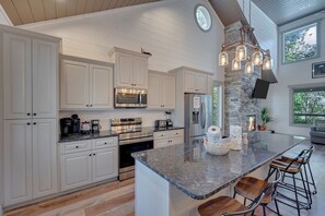 Geladeira, micro-ondas, fogão, cooktop