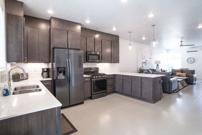 Great mountain biking just minutes away! Heated pool with two giant jacuzzis.