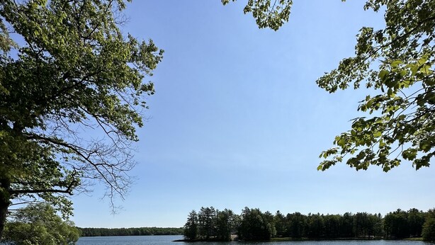 Une terrasse avec des sièges et une vue sur un lac.
