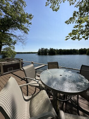 Une terrasse avec des sièges et une vue sur un lac.