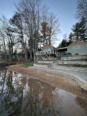 Exterior - Cozy Cottage on the lake w/ all new remodel (Manistique)