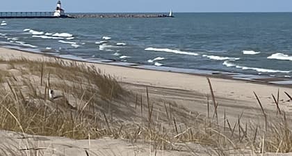 New Vacation Home - 4 Bed/3 Bath w/ Hot Tub & Fire pit - 5 min to beach