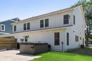 Exterior - New Vacation Home - 4 Bed/3 Bath w/ Hot Tub & Fire pit - 5 min to beach (Michigan City)