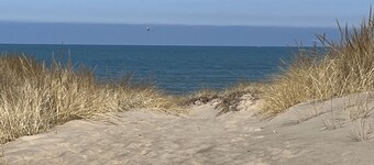 New Vacation Home - 4 Bed/3 Bath w/ Hot Tub & Fire pit - 5 min to beach