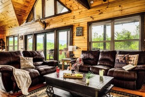 Smart TV, caminetto, videogiochi, tavolo da calcetto