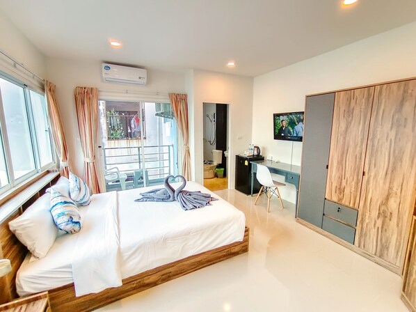 Double Room, Balcony | Desk, laptop workspace, free WiFi, bed sheets - Sailor Hotel Pattaya (Pattaya)