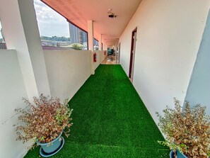 Suite Deluxe, terrassa | Sala d'estar | Televisor de pantalla plana de 34 polzades amb canals per cable