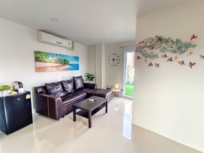 ทีวีจอแบน 34 นิ้ว พร้อมช่องเคเบิล, ทีวี