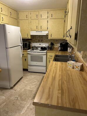Refrigerador, microondas, horno, cafetera/tetera