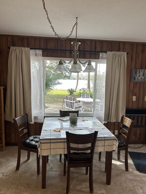 Dining - Furnished, lakefront 2/1 house in Ocala Nat'l Forest (Silver Springs)