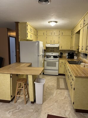 Fridge, microwave, oven, coffee/tea maker - Furnished, lakefront 2/1 house in Ocala Nat'l Forest (Silver Springs)