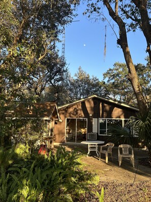 Outdoor dining - Furnished, lakefront 2/1 house in Ocala Nat'l Forest (Silver Springs)