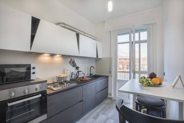 Fridge, microwave, oven, stovetop