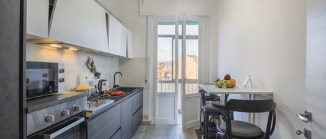 Réfrigérateur, four à micro-ondes, un four, surface de cuisson