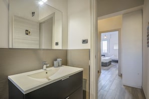 Bruser, hårtørrer, bidet, håndklæder