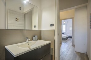 Shower, hair dryer, bidet, towels