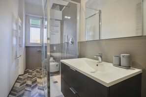 シャワー、バスアメニティ (無料)、ヘアドライヤー、ビデ