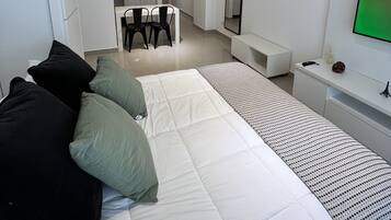 1 habitación, escritorio, wifi gratis y ropa de cama