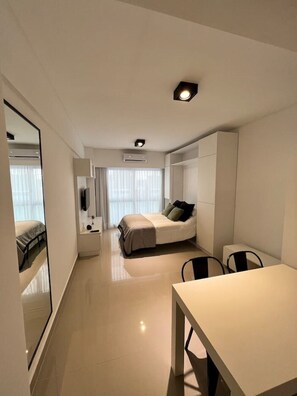 1 habitación, escritorio, wifi gratis y ropa de cama
