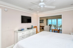 2 bedrooms, free WiFi, bed sheets - Direct beach access and stunning sunsets! (Bradenton Beach)